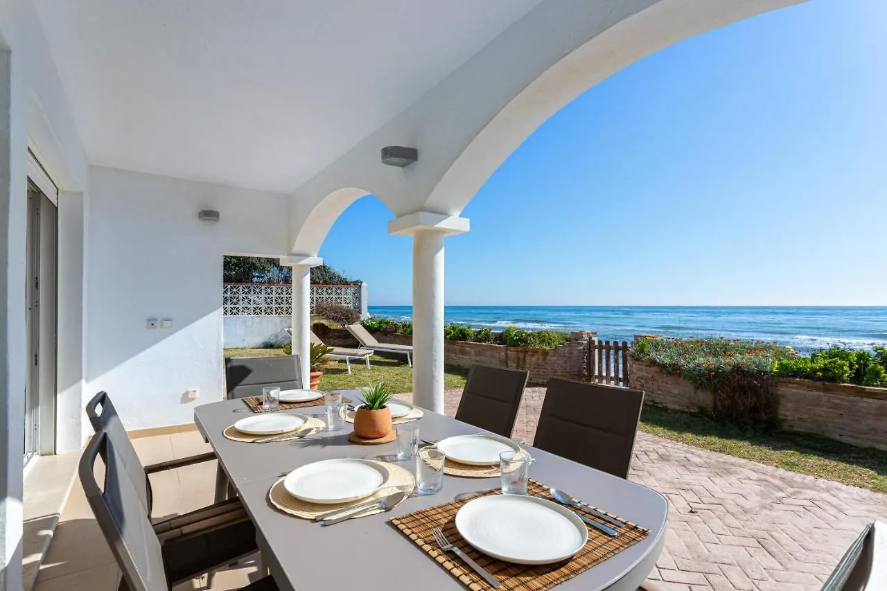 Charming Villa On The Seafront マルベーリャ