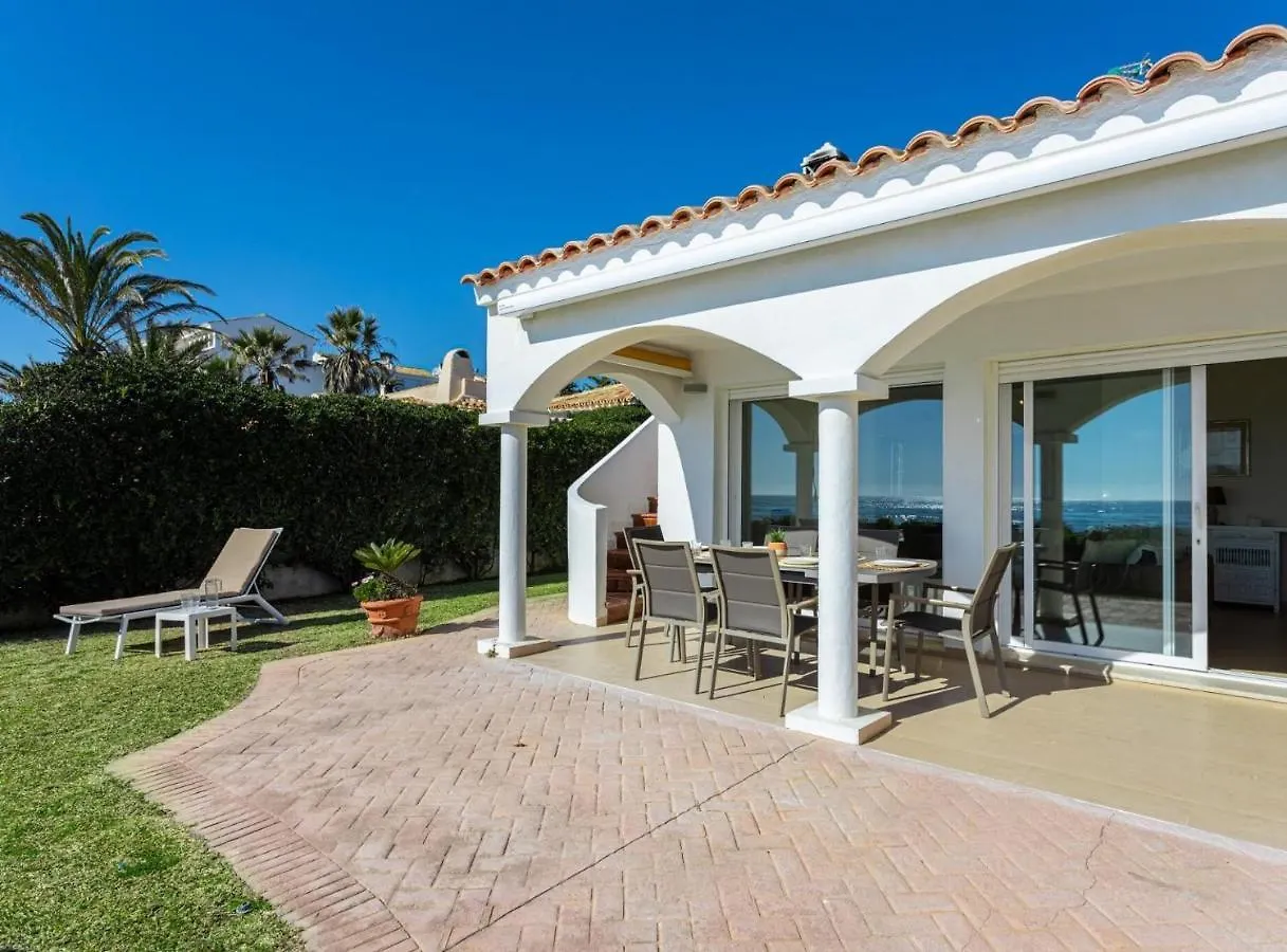 Charming Villa On The Seafront マルベーリャ