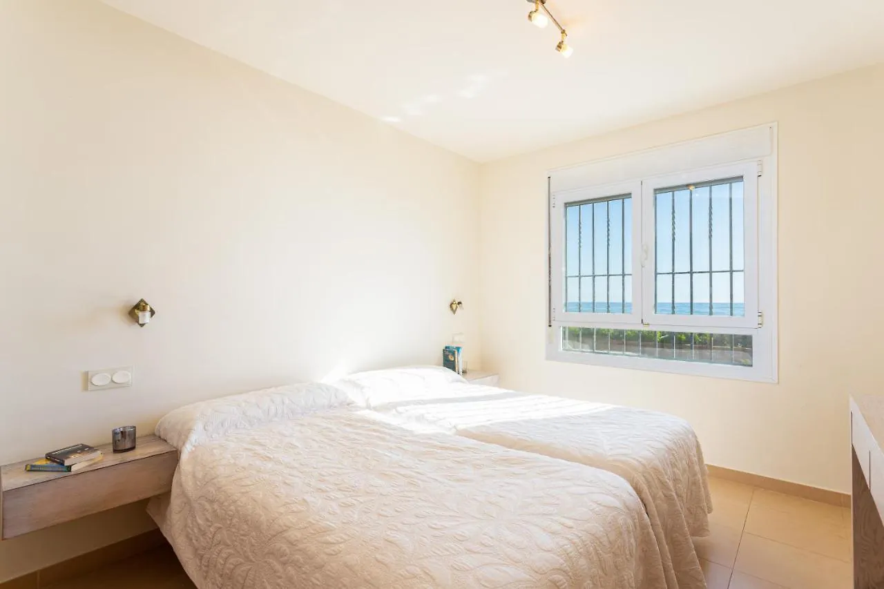 Charming Villa On The Seafront Μαρμπέλλα